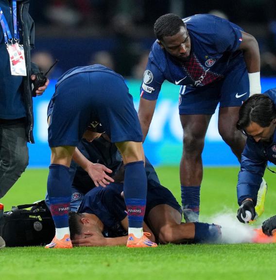Es terrible: Luis Díaz provoca grave lesión a Hakimi en la Champions; el jugador del PSG se marcha llorando