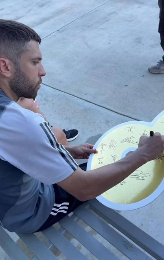 ¿Qué pasó con David Ruiz? Así recibieron a Messi en el Inter de Miami tras ganar el Balón de Oro: pasillo y abrazos