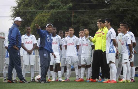 Jose Valladares director tecnico de la seleccion nacional de Honduras durante entrenamientos previo al premundial juvenil concacaf sub-17 2015.Honduras integra el Grupo A del Premundial junto a Estados Unidos, Jamaica, Guatemala, Trinidad y Tobago y Cuba.LA CONVOCATORIA:PORTEROSJavier Delgado (Honduras Progreso)Michael PerellÃ³ (Platense)DEFENSASGabriel Ortiz (Olimpia)Darwin Diego (Tela FC)VÃ­ctor Matamoros (Olimpia)Wesly Decas (Pumas/Liga Mayor)Allan Rivera (Real EspaÃ±a)Dylan Andrade (Platense)Denil Maldonado (Motagua)VOLANTESJorge Ãlvarez (Valencia)Ãscar Castro (Real EspaÃ±a)Erick Arias (Hispano)JosÃ© Galeano (Hispano)Jeancarlo Vargas (Platense)Kevin Castro (Motagua)DELANTEROSOslin Sevilla (Real EspaÃ±a)Darixon Vuelto (Victoria)Foslyn Grant (Motagua)Wisdom Quaye July (Vida)David SÃ¡nchez (Olimpia)