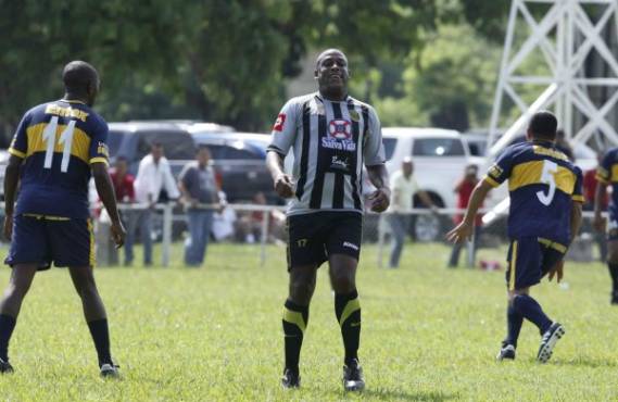 El tÃ©cnico de Real EspaÃ±a, HernÃ¡n Medford, debutÃ³ el sÃ¡bado 24/8/13 como refuerzo del Real EspaÃ±a en la Liga Mayor de Veteranos. Foto Wendell Escoto MejÃ­a.