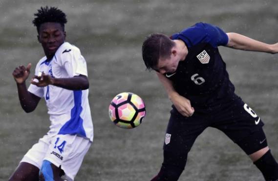 Honduras footballer Carlos Mejia (L) vies for the ball with Chris Durkin of the USA during an Under-17 Concacaf qualifying football match at the Maracana stadium on May 1, 2017 in Panama City. / AFP PHOTO / RODRIGO ARANGUA
