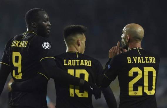 Inter Milan's Belgian forward Romelu Lukaku (L), Inter Milan's Argentinian forward Lautaro Martinez and Inter Milan's Spanish midfielder Borja Valero celebrate scoring during the UEFA Champions League football match SK Slavia Prague v Inter Milan in Prague, Czech Republic on November 27, 2019. (Photo by Michal CIZEK / AFP)