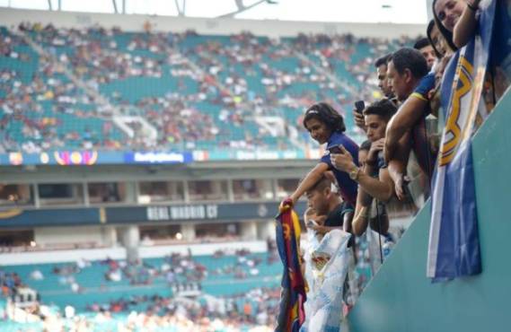 Fans cheer before the start of the of the Real Madrid vs Barcelona at the International Champions Cup friendly match at the Hard Rock Stadium in Miami, Florida, on July 29, 2017. / AFP PHOTO / HECTOR RETAMAL