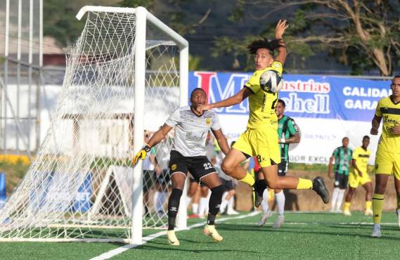 Buba López fue figura en el segundo tiempo, realizando varias tapadas importantes. Foto: David Romero.