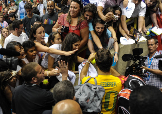 Roger Federer se despidió de Brasil realizó toques con una pelota gigante de tenis.