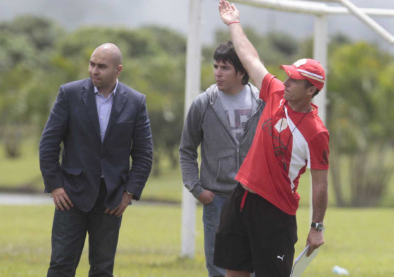 Sebastián Rosano ya la suda con Olimpia