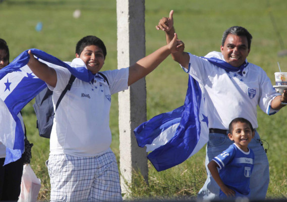 Fiesta catracha en el estadio Olímpico