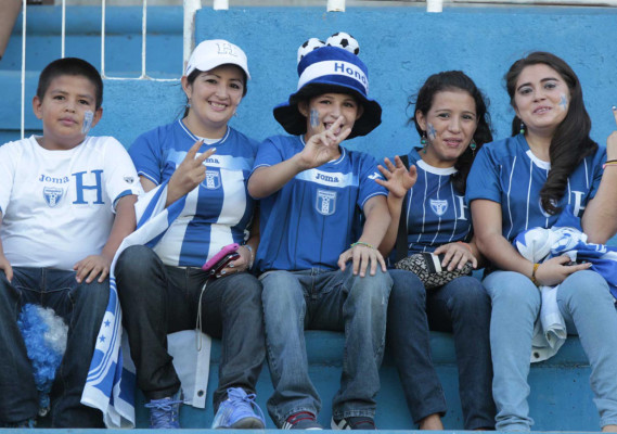 Fiesta catracha en el estadio Olímpico