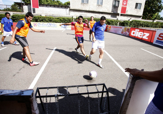 Fotos de fútbol calle organizado por DIEZ.
