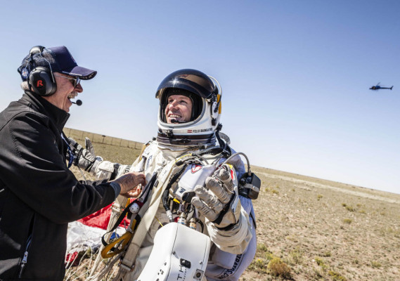 imágenes del histórico salto en caída libre Felix Baumgartner.