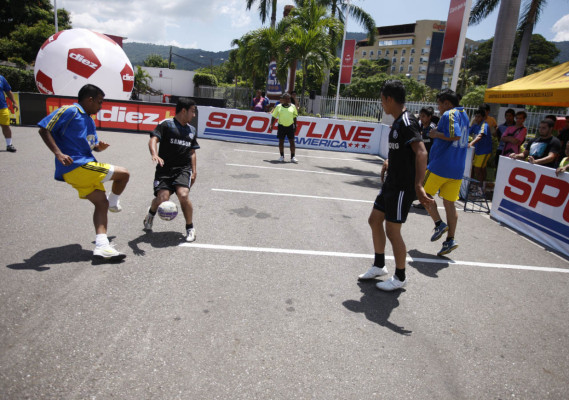 Fotos de fútbol calle organizado por DIEZ.