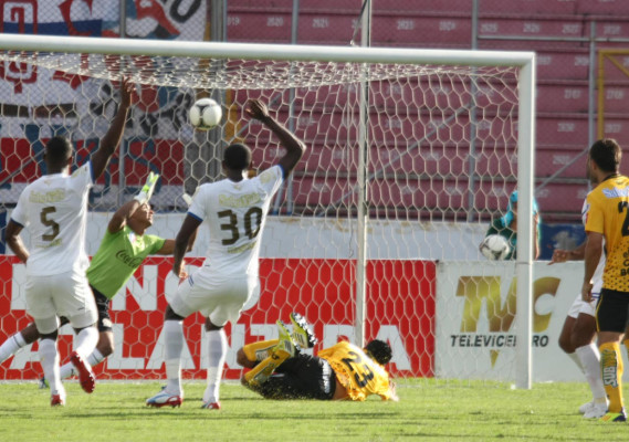 Clásico polémico en el Nacional entre Olimpia Y Real España