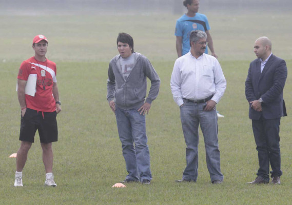 Sebastián Rosano ya la suda con Olimpia