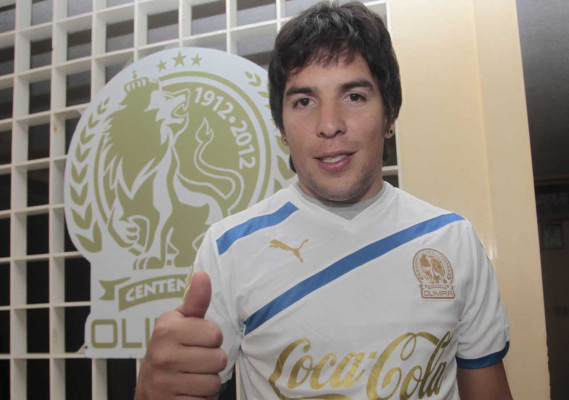 Sebastián Rosano ya la suda con Olimpia