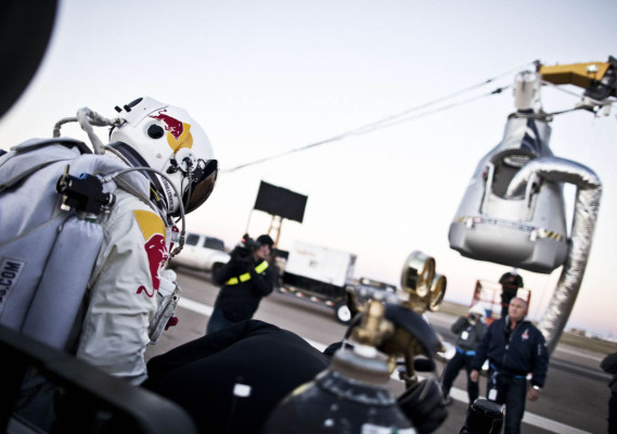 imágenes del histórico salto en caída libre Felix Baumgartner.