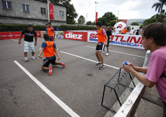 Fotos de fútbol calle organizado por DIEZ.