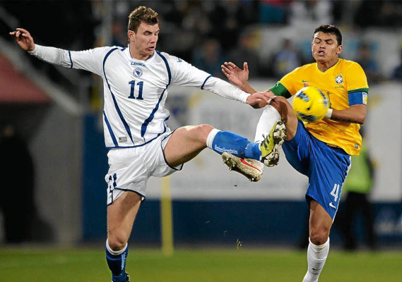 Brasil venció 2-1 a Bosnia gracias a un autogol en tiempo de descuento.