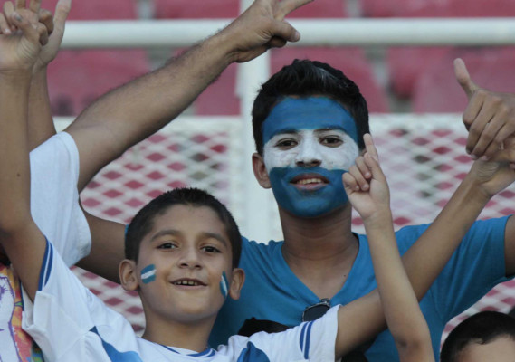 Fiesta catracha en el estadio Olímpico