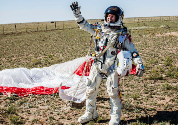imágenes del histórico salto en caída libre Felix Baumgartner.