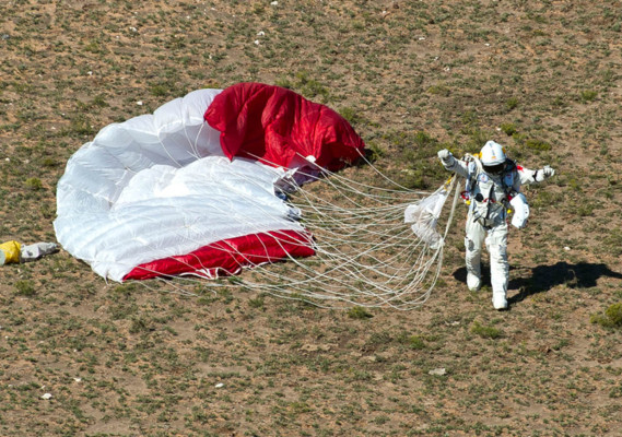 imágenes del histórico salto en caída libre Felix Baumgartner.