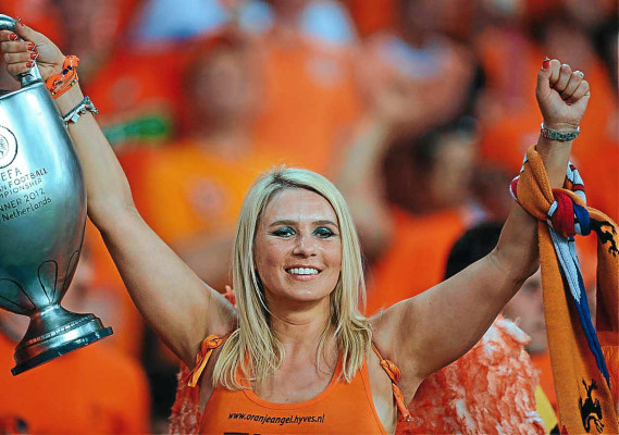 Las mejores fotos de las chicas de la Euro 2012.