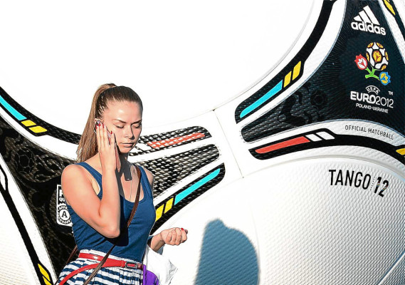 Las mejores fotos de las chicas de la Euro 2012.
