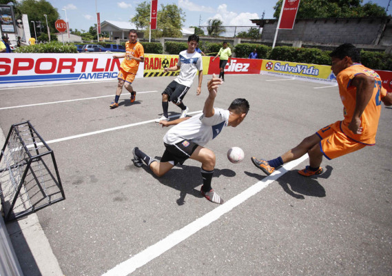 Fotos de fútbol calle organizado por DIEZ.