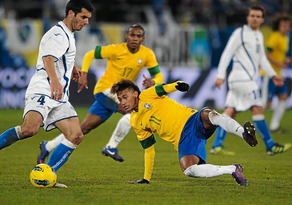 Brasil venció 2-1 a Bosnia gracias a un autogol en tiempo de descuento.
