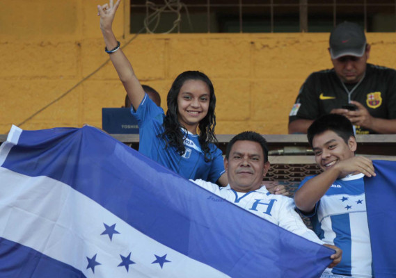 Fiesta catracha en el estadio Olímpico