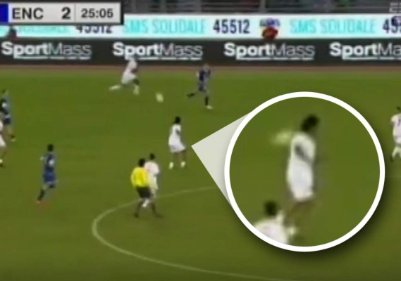 VIDEO: Ronaldinho hace la 'espaldinha' en el juego por la paz