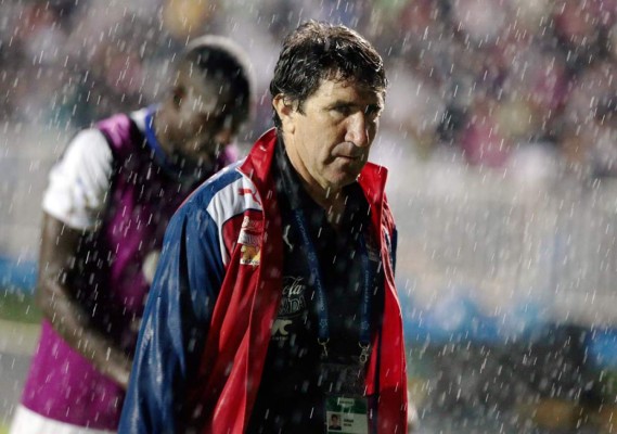 Aficionados del Olimpia le tiraron botellas a Héctor Vargas