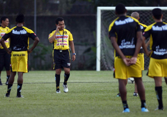 Imágenes de la presentación de Nahún Espinoza como DT del Real España.