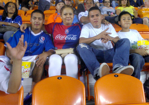 Los hondureños que estuvieron en el BBVA Compass Stadium