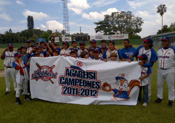 Roberto Velásquez triunfa en El Salvador