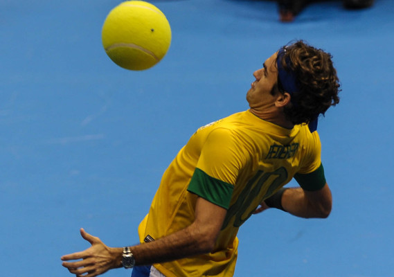 Roger Federer se despidió de Brasil realizó toques con una pelota gigante de tenis.
