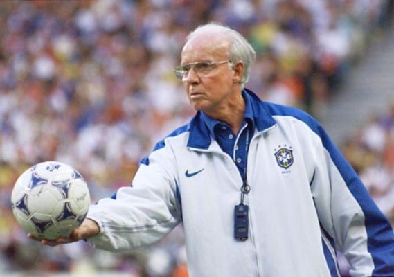 ¡'Bolillo' hace historia! El colombiano está en la lista de entrenadores que en más mundiales ha dirigido