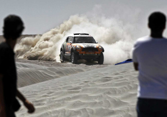 El Dakar, mano a mano entre Peterhansel y Roma.