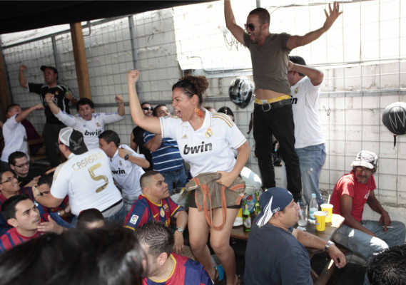 Afición catracha disfruto del clásico español.