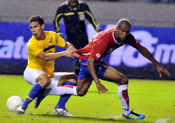 Brasil sufrió para ganarle a Costa Rica.