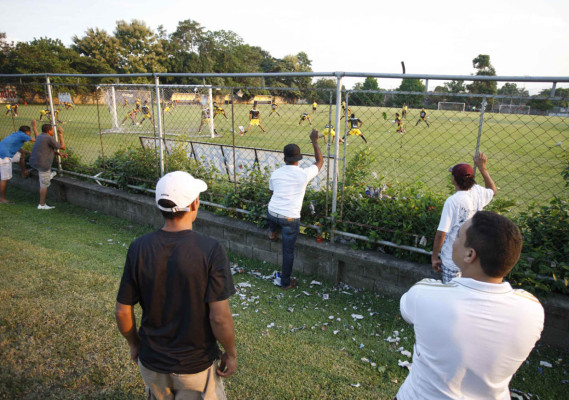 Imágenes de la presentación de Nahún Espinoza como DT del Real España.