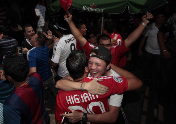 Afición catracha disfruto del clásico español.