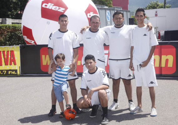 Fotos de fútbol calle organizado por DIEZ.