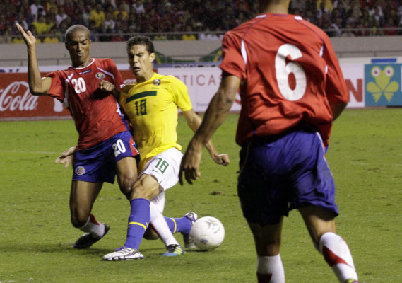 Brasil sufrió para ganarle a Costa Rica.