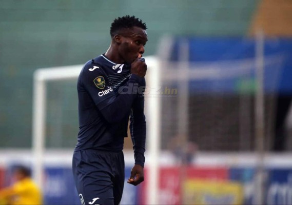 El beso de Moreira, hermosa novia de jugador del Platense y 'Firulais' fue protagonista