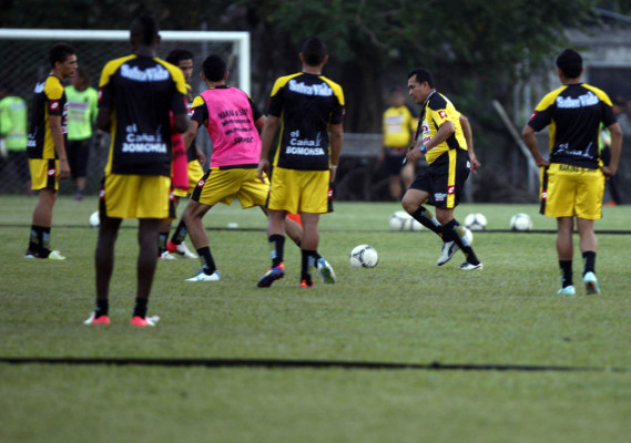 Imágenes de la presentación de Nahún Espinoza como DT del Real España.