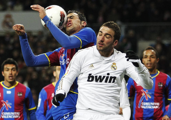 Real Madrid no perdona al Levante y sentencia liga.