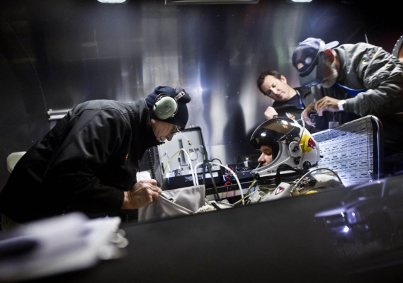 imágenes del histórico salto en caída libre Felix Baumgartner.