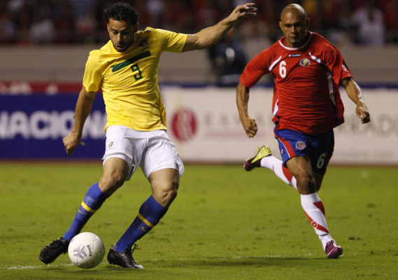 Brasil sufrió para ganarle a Costa Rica.