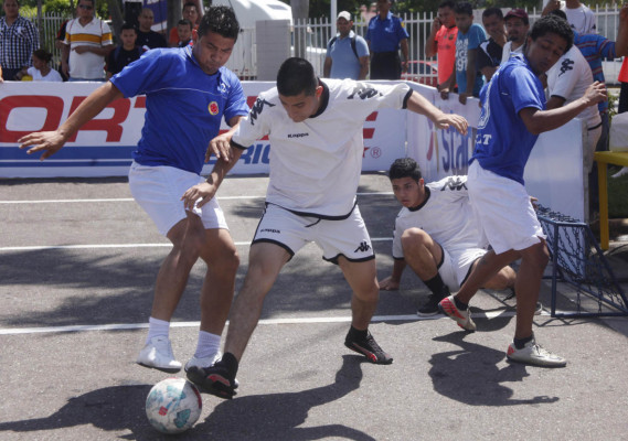 Fotos de fútbol calle organizado por DIEZ.
