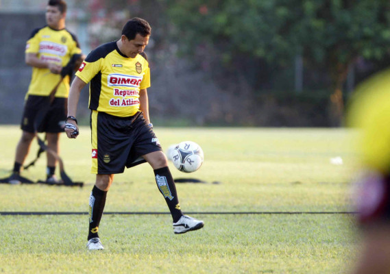 Imágenes de la presentación de Nahún Espinoza como DT del Real España.